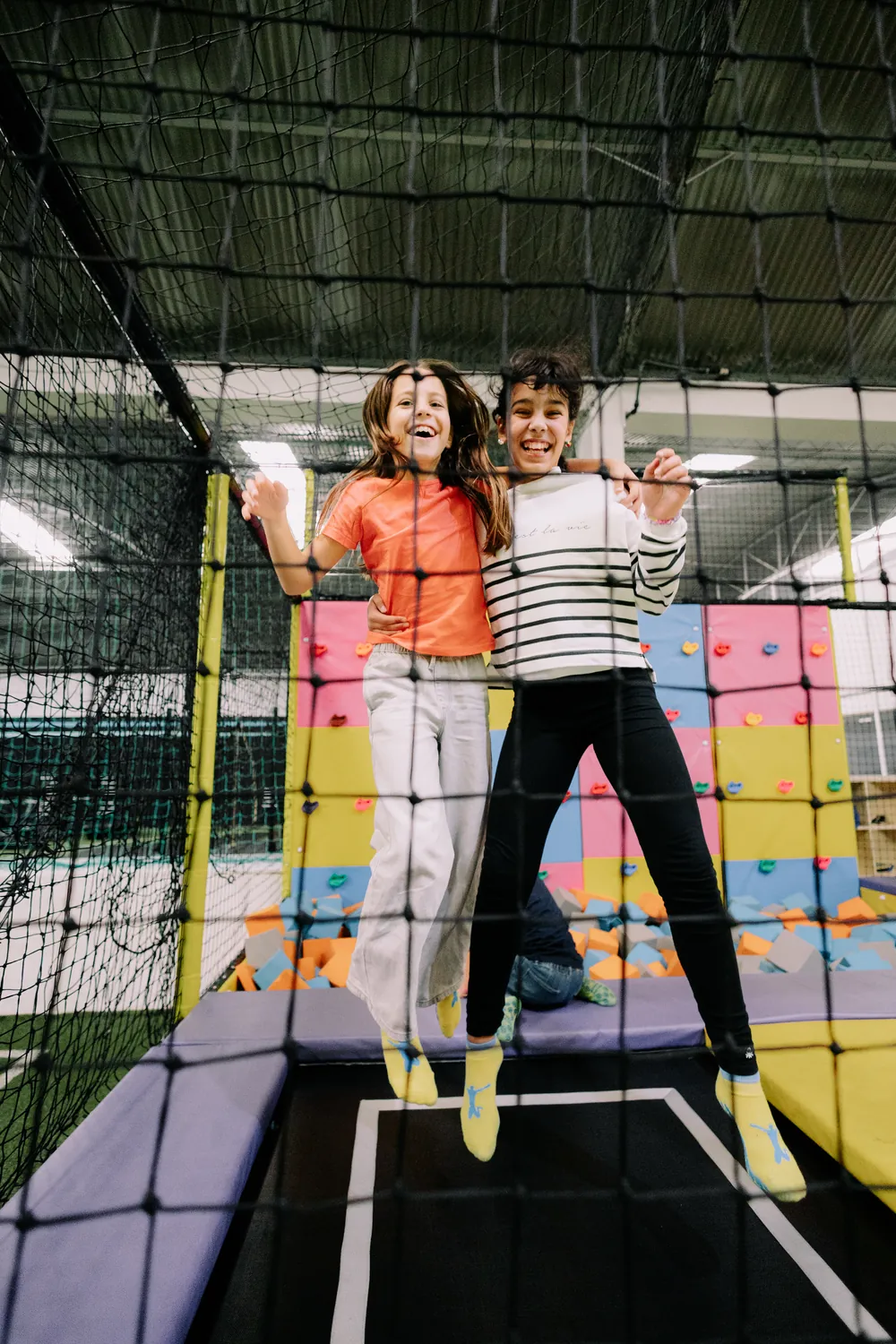 Duas meninas a brincar no espaço Arena Kids